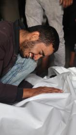 een man huilt bij het lichaam van een bekende