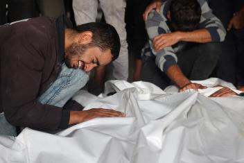 een man huilt bij het lichaam van een bekende