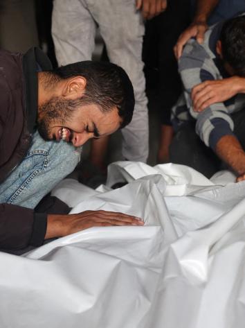 een man huilt bij het lichaam van een bekende