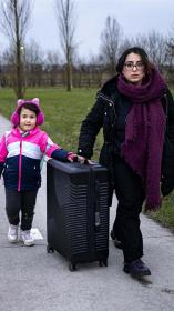 moeder en dochter op weg naar het aanmeldcentrum in Ter Apel