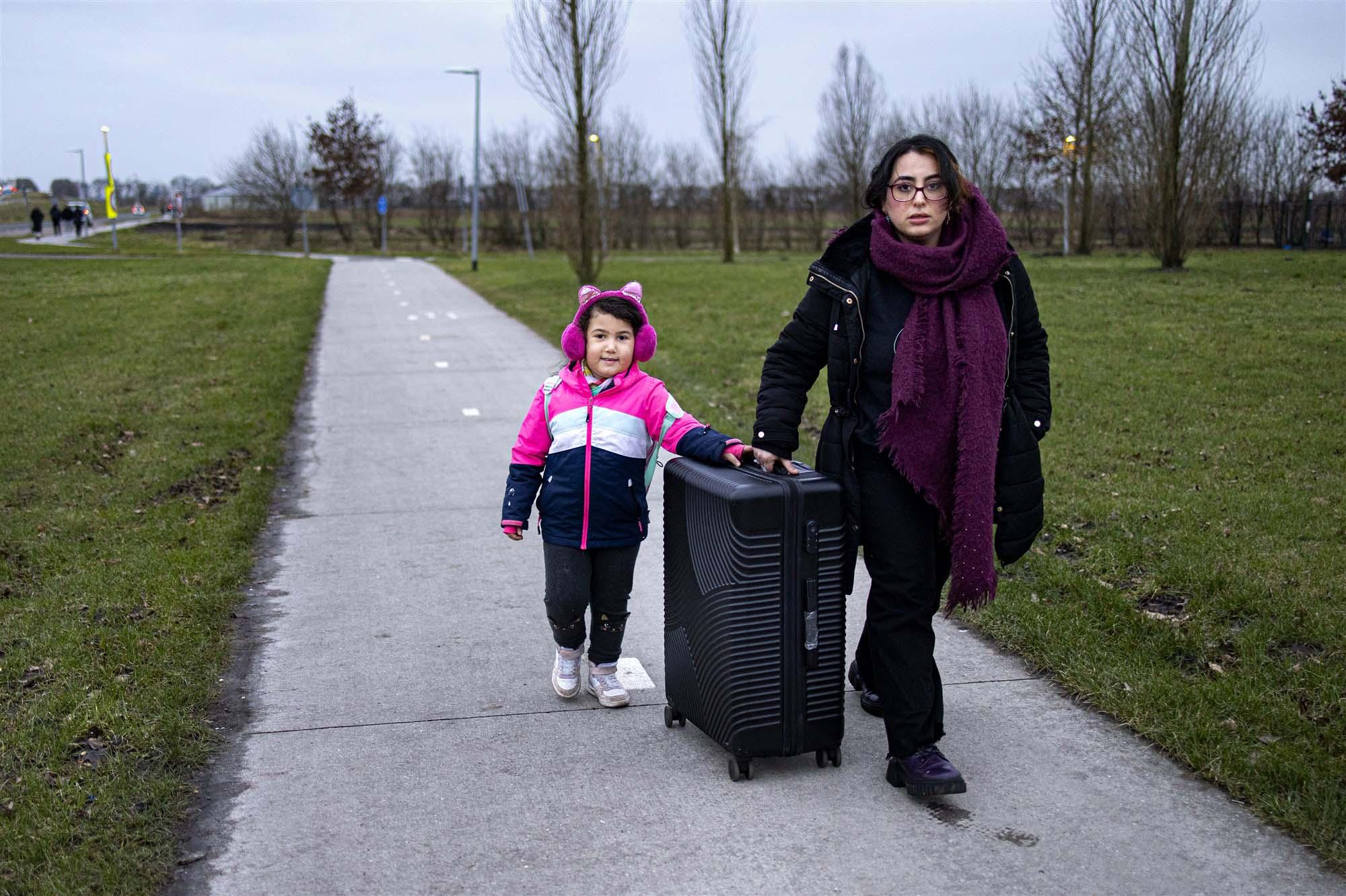 moeder en dochter op weg naar het aanmeldcentrum in Ter Apel