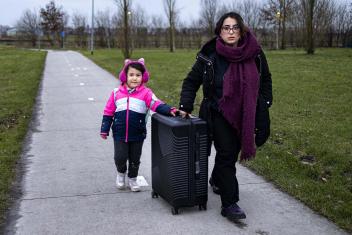 moeder en dochter op weg naar het aanmeldcentrum in Ter Apel