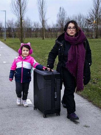 moeder en dochter op weg naar het aanmeldcentrum in Ter Apel