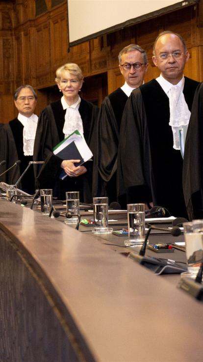 rechters van het Internationaal Gerechtshof lopen naar hun stoelen