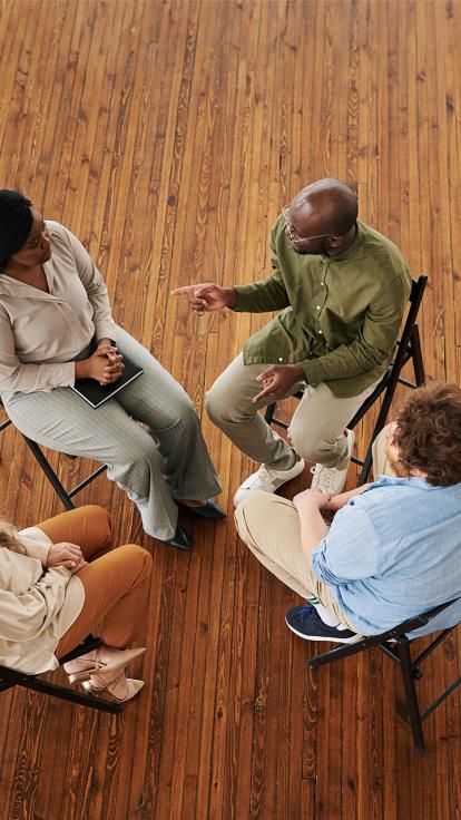 een groep mensen is in gesprek