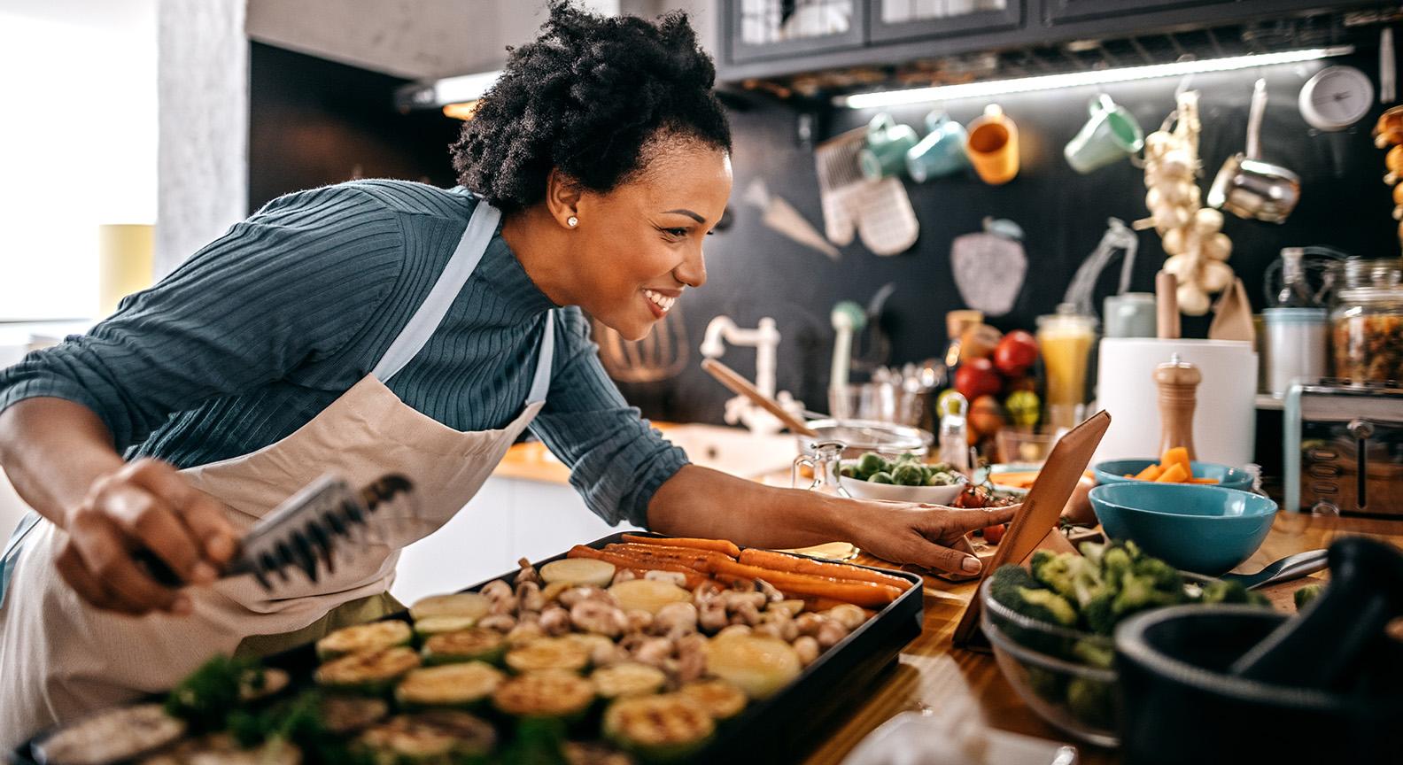 Een vrouw maakt een veganistische maaltijd