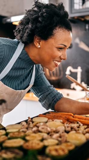 Een vrouw maakt een veganistische maaltijd