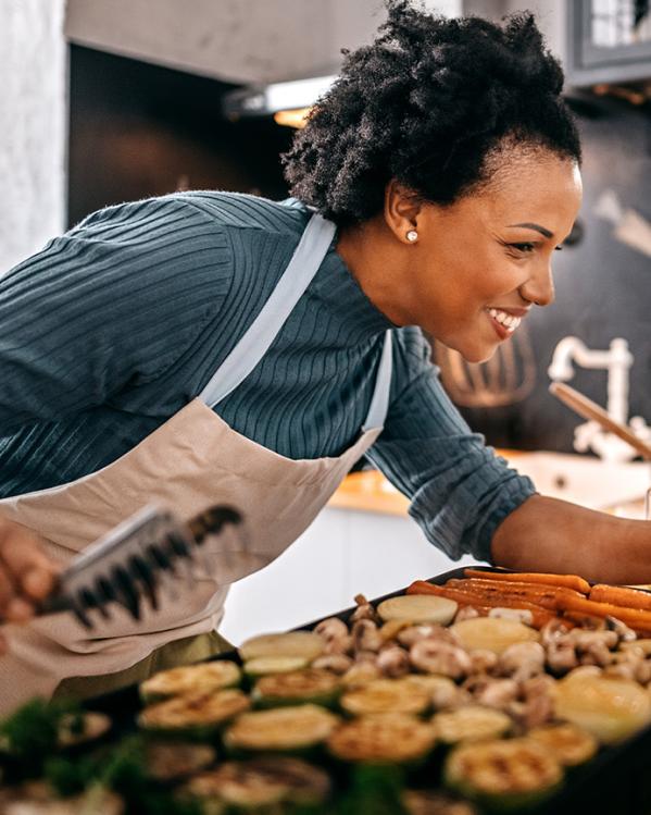 Een vrouw maakt een veganistische maaltijd