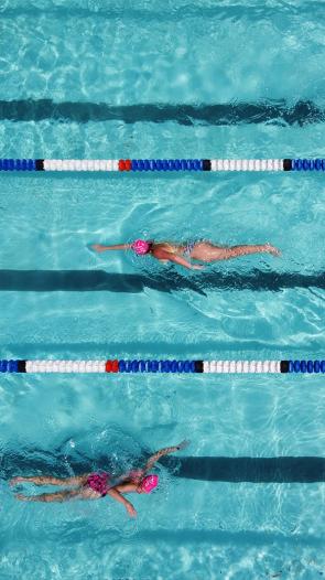 Mensen trekken baantjes in een zwembad