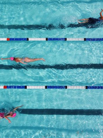 Mensen trekken baantjes in een zwembad