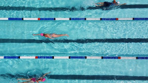 Mensen trekken baantjes in een zwembad