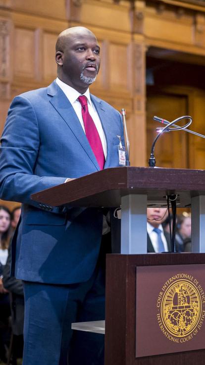 Abubacarr Tambadou van Gambia geeft zijn standpunt voor het ICJ