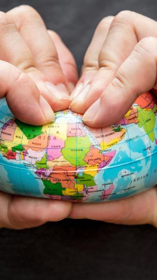 aarde wordt platgedrukt door handen