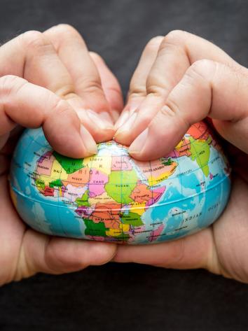 aarde wordt platgedrukt door handen