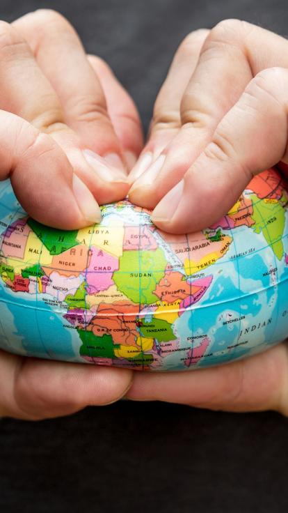 aarde wordt platgedrukt door handen