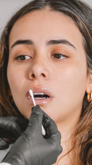 iemand wordt voorbereid voor lipfiller 