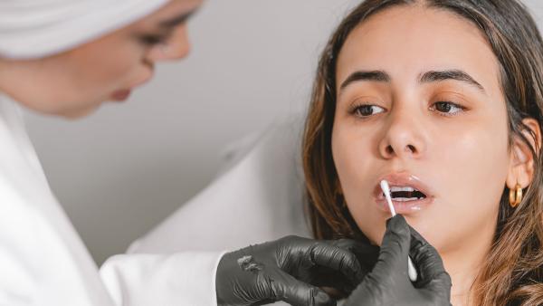 iemand wordt voorbereid voor lipfiller 