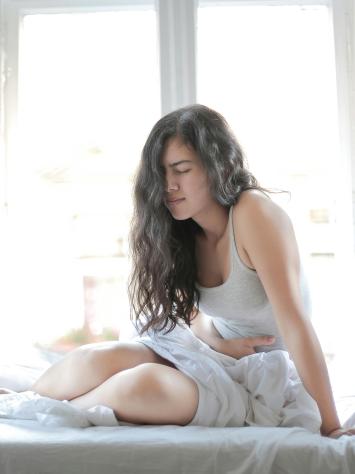 Meisje heeft pijn in bed