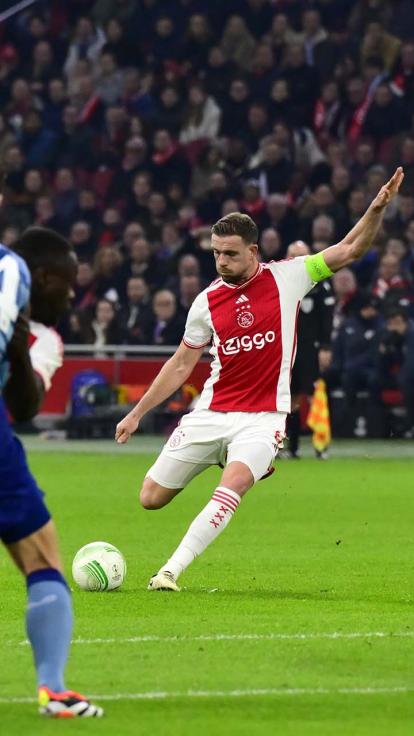Ajax neemt een vrije trap tegen Aston villa.