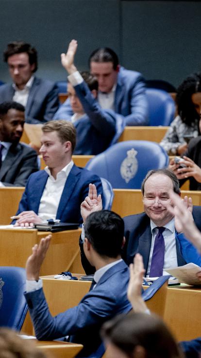 Politici stemmen in de Tweede Kamer