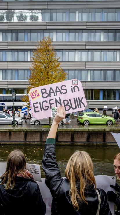 Protestbord waar 'Baas in eigen buik' op staat