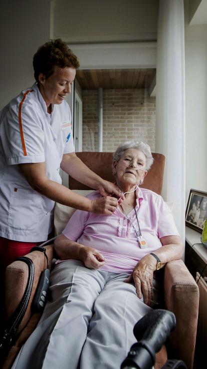 Vrouw wordt verpleegd in huis