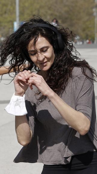 Meisje danst blij met koptelefoon op 