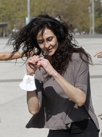 Meisje danst blij met koptelefoon op 