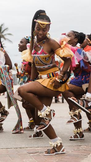drie vrouwen dansen in traditionele Afrikaanse klederdracht