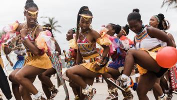drie vrouwen dansen in traditionele Afrikaanse klederdracht