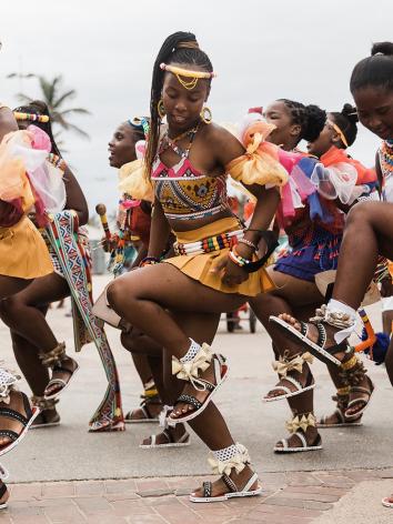 drie vrouwen dansen in traditionele Afrikaanse klederdracht