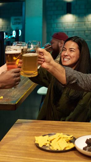 Groep mensen proost met biertjes