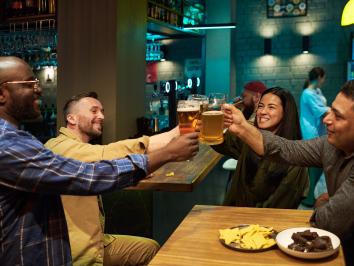 Groep mensen proost met biertjes