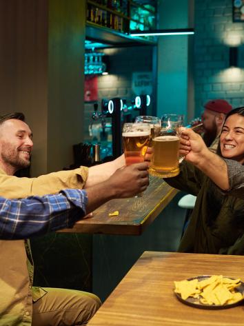 Groep mensen proost met biertjes