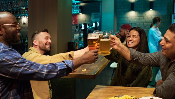 Groep mensen proost met biertjes