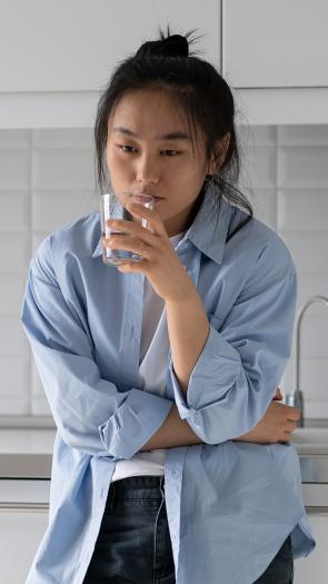 Vrouw kijkt boos voor zich uit 