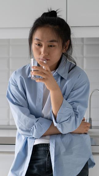 Vrouw kijkt boos voor zich uit 