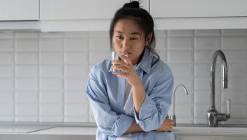 Vrouw kijkt boos voor zich uit