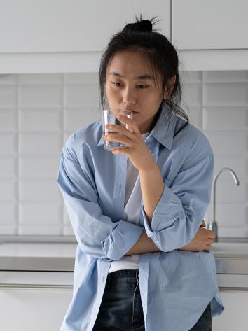 Vrouw kijkt boos voor zich uit 