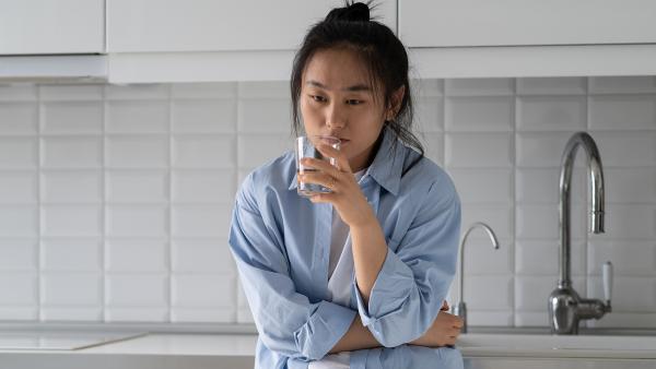 Vrouw kijkt boos voor zich uit