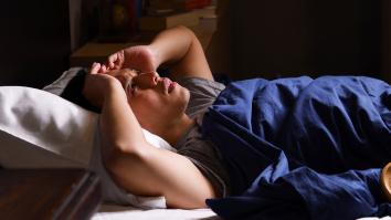 Man schrikt wakker in bed