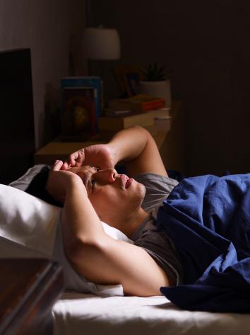 Man schrikt wakker in bed