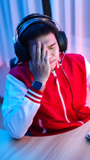 gamer slaat hand voor het gezicht na een potje te hebben verloren