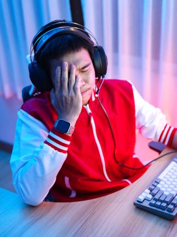 gamer slaat hand voor het gezicht na een potje te hebben verloren