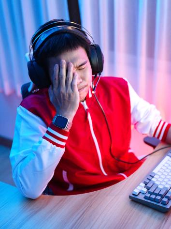 gamer slaat hand voor het gezicht na een potje te hebben verloren
