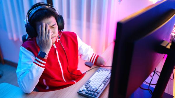 gamer slaat hand voor het gezicht na een potje te hebben verloren