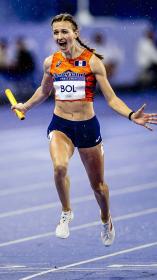 Femke bol juicht na het winnen van goud in de gemengde estafette finale