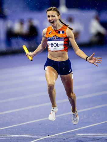 Femke bol juicht na het winnen van goud in de gemengde estafette finale