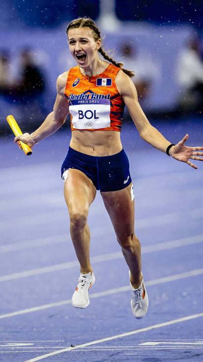 Femke bol juicht na het winnen van goud in de gemengde estafette finale