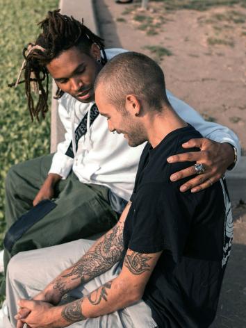 iemand slaat een arm om iemand anders heen